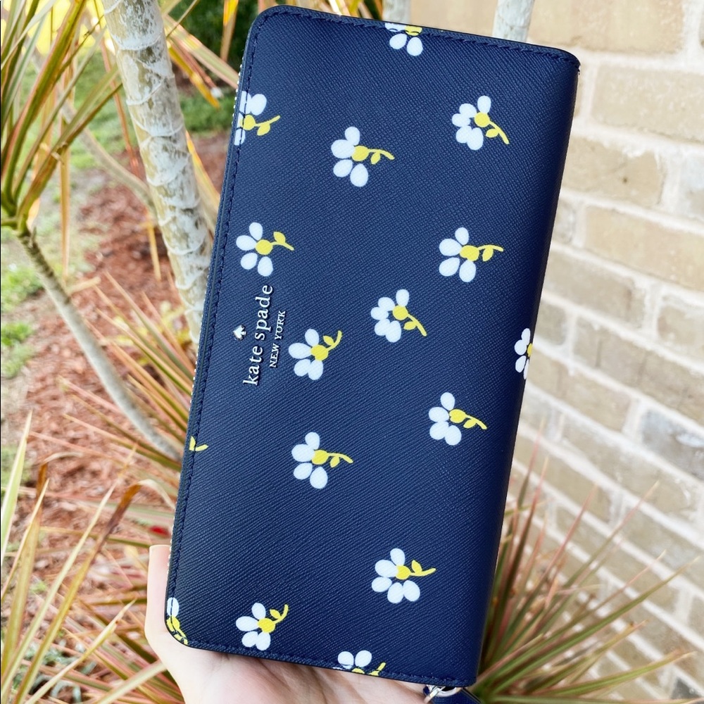 SALE‼️‼️ Kate spade Large zip around wallet floral - Picture 2 of 5